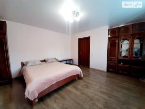 捷尔诺波尔Family and friends apartment的一间卧室设有一张大床,铺有木地板。