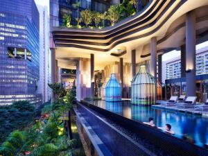 新加坡PARKROYAL COLLECTION Pickering, Singapore的一座酒店游泳池,里面的人