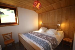 维拉尔叙尔多龙Le Chalet de Bisanne的一间带床的卧室,位于带窗户的房间内