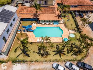 阿蒂巴亚阿蒂巴亚恒星酒店的享有棕榈树游泳池的顶部景致
