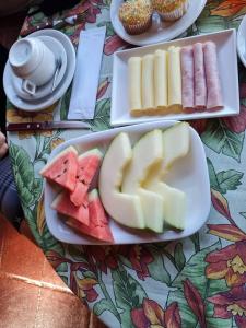 伊利亚贝拉普萨达波尔多索酒店的一张桌子,上面有三盘带水果的食物
