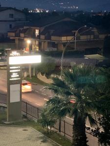 Tarsia伊尔巴洛奈托酒店的夜间驶向城市街道的汽车