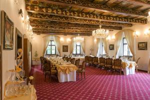 捷克克鲁姆洛夫黄金酒店的大型客房设有桌椅