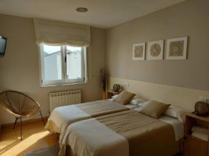 波尔托马林Ultreia的一间卧室设有两张床和窗户。