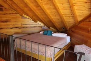 贝尔格拉诺将军镇Ayres del Champaqui的小木屋内的卧室,配有床