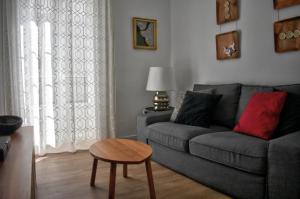 赫雷斯-德拉弗龙特拉Apartamentos Las Naranjas的客厅配有沙发和桌子