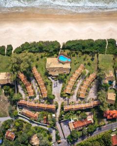 弗洛里亚诺波利斯Antares Club Hotel Lagoinha的海滩附近度假村的空中景致