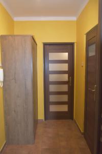 斯维诺乌伊希切乔安娜公寓的走廊设有两扇门,墙壁为黄色