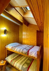 波泰皮莫朗Charmant T3 "les Cerdans"的小屋内的小房间,配有一张床