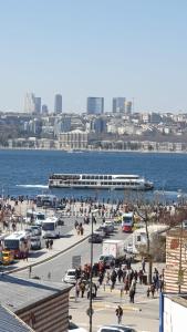 伊斯坦布尔ÜSKÜDAR OTEL的一群人走在靠近水面的停车场周围