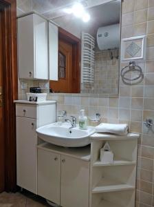 扎科帕内Apartamentylove - Apartament Oliwia的一间带水槽和镜子的浴室