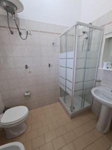 特拉比亚Casa Michela, sea-view apartments的带淋浴、卫生间和盥洗盆的浴室