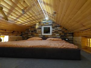 拉什科Apartment Mastnak的一张位于带木制天花板的客房内的大床