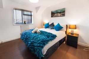 南安普敦Perfect For Business And Leisure- Free Parking的一间卧室配有一张带蓝色毯子的床