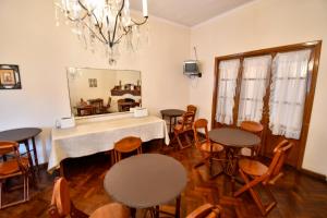 萨尔塔Hostal El Cerrito的一间带桌椅和镜子的用餐室