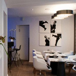 科尔马Hôtel Quatorze的用餐室配有白色的桌子和白色的椅子