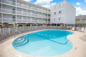 默特尔比奇2BR, 2Bath condo Oceanfront Getaway with pool的公寓大楼前的游泳池
