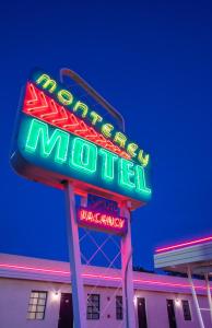 阿尔伯克基The Monterey Motel的大楼前的 ⁇ 虹灯汽车旅馆标志