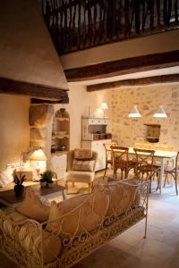 圣吉扬莱代塞尔吉特马塞林度假屋的客厅配有沙发和桌子