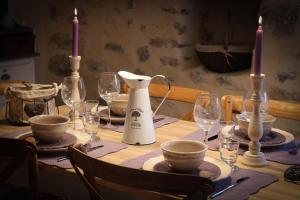 圣吉扬莱代塞尔吉特马塞林度假屋的餐桌,配有蜡烛和酒杯