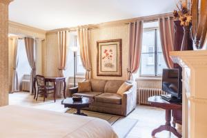 魁北克市路易斯堡酒店的酒店客房设有一张沙发和一张床