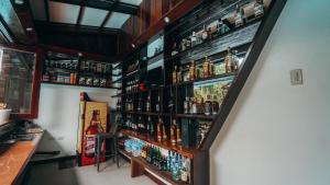 卢纳将军城Point 303 Resort的墙上有一大堆酒瓶的酒吧