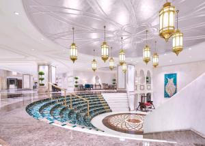 新德里新德里泰姬陵酒店的大堂设有楼梯和吊灯
