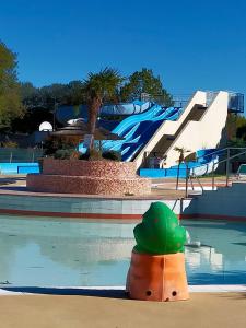 加斯泰Mobilhome LAME的度假村内带滑梯的游泳池