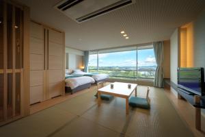 松岛町松岛大观庄度假酒店的酒店客房设有一间卧室、一张床和一张桌子