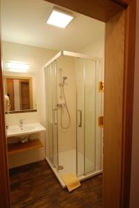 穆劳卡费胡贝酒店的带淋浴和盥洗盆的浴室