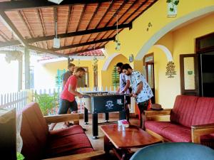 比纳里姆Carina Beach Resort - 10mins walk to Benaulim Beach的一群人在客厅打乒乓球