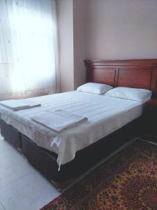 奥尔塔贾Eser Apart Dalyan的卧室内的一张带木制床头板的床