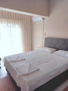 奥尔塔贾Eser Apart Dalyan的卧室配有一张带白色床单的大床和窗户。