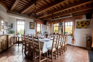 布达佩斯Private Villa with indoor pool的厨房以及带桌椅的用餐室。