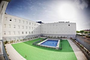 塞维利亚阿加拉菲公寓酒店内部或周边的泳池