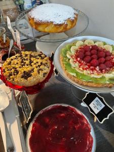 科尔特弗兰卡La terrazza sulle vigne B&B的盘子上带馅饼和甜点的桌子