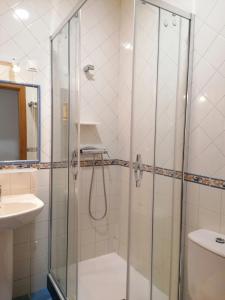 贝雅霍斯佩达利娅多纳玛丽亚旅馆的带淋浴和盥洗盆的浴室