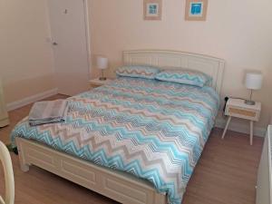 CrossmolinaLough Conn Holiday Home的卧室内一张带五颜六色棉被的床