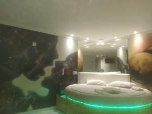 巴西利亚Hotel 1001 Prime - Ceilândia的一间卧室配有一张带镜子的圆床
