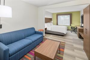 棕榈湾棕榈湾智选假日酒店及套房的酒店客房设有一张沙发和一张床