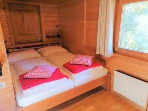 施瓦岑贝格Ferienwohnung Brittenberg Alpaka的小屋内的一张床位,上面有两个枕头