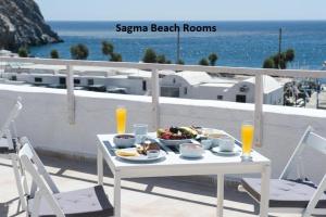 佩里萨Sagma Beach Rooms的阳台上的桌子上放着一碗食物