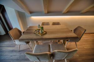 埃拉蒂特里卡隆Giataki的餐桌、椅子和木桌