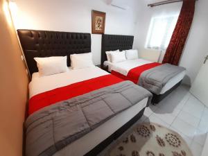 卡兰巴卡Zosimas House的一间卧室设有两张床和窗户。