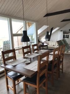 普赖斯特Skippergaarden的一间带木桌和椅子的用餐室
