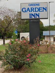 格林斯伯勒Green Garden Inn的林旁花园旅馆标志