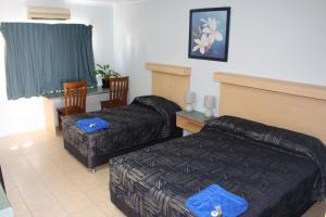 Thursday IslandTI Motel Torres Strait的酒店客房,配有床和沙发