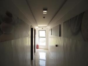 卡尔扎迈纳利澳酒店的走廊上设有门和窗户