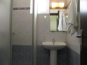 卡尔扎迈纳利澳酒店的一间带水槽和镜子的浴室