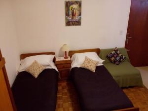 布宜诺斯艾利斯Cortina的一间带两张床和一张沙发的客厅